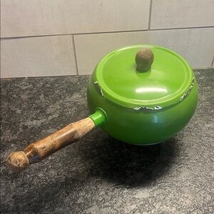 Vintage Green Enamel fondue pot with Wooden Handle. Stand for tea light included